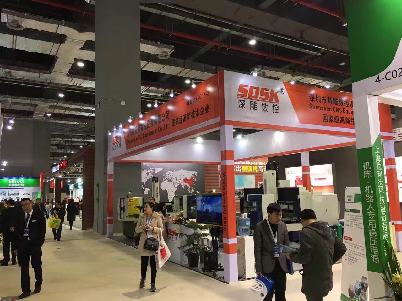 深圳精雕參加上海國際機床展會取得圓滿成功。展會上，公司主營機器，玻璃精雕機，大型精雕機，從外觀尺寸來講得到許多客戶的贊譽和認可。